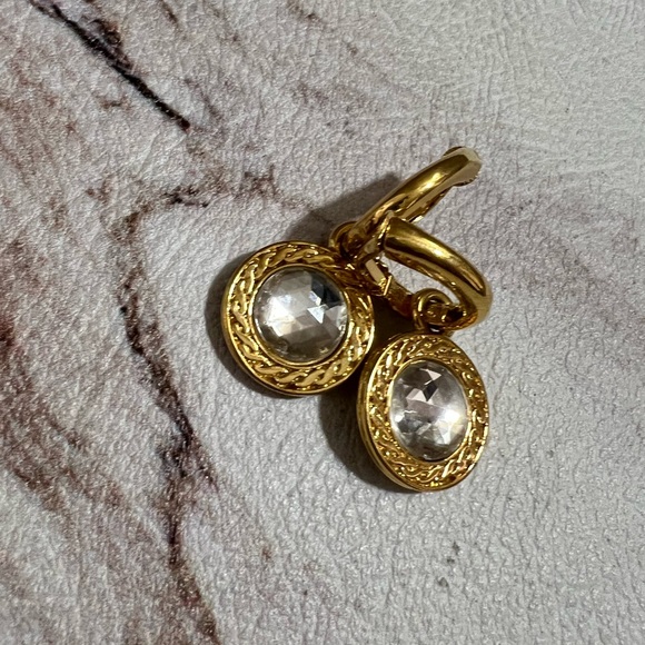 Vintage LCI Liz Claiborne Inc Gold Tone Drop/ Dangles Clip Earrings - Picture 4 of 5